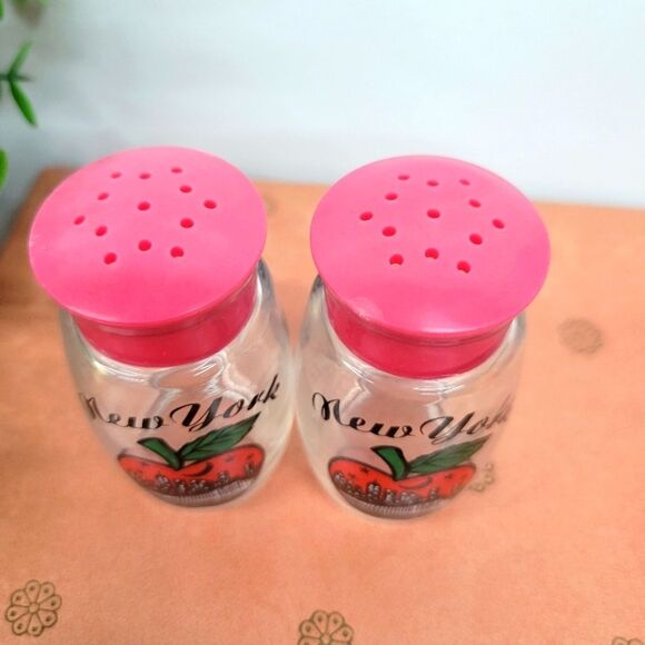 Vintage New York “Big Apple” Salt & Pepper Shakers 🌆🍎 - Picture 4 of 7